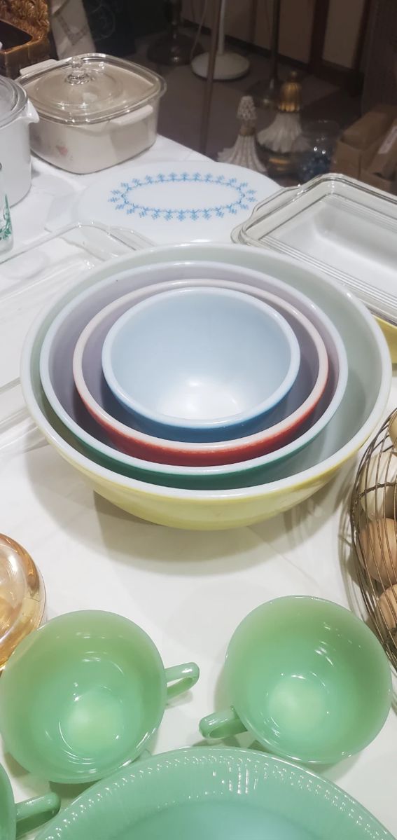 Vintage pyrex bowls 