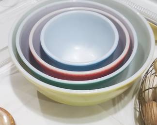 Vintage pyrex bowls 