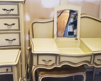 VINTAGE DREXEL FRENCH PROVINCIAL  BEDROOM SET 