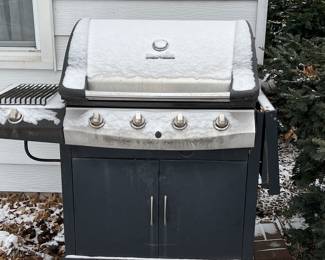 Outdoor grill by Charbroil.