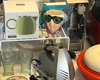 Nice hand mixer! Lots of Maxine figures, cards, and cups