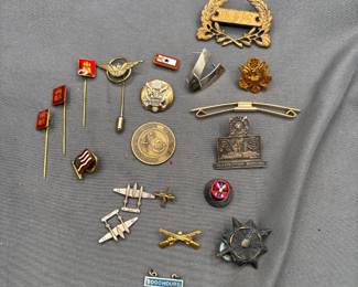MISCELLANEOUS LOT OF MILITARY PINS AND INSIGNIAS