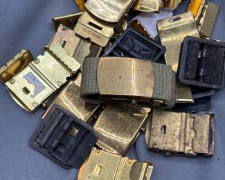 LOT OF MILITARY BELT BUCKLES