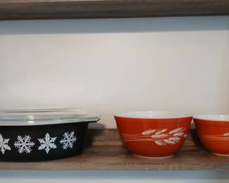 Rare vintage Pyrex black snowflake and wheat patterns like new condition.