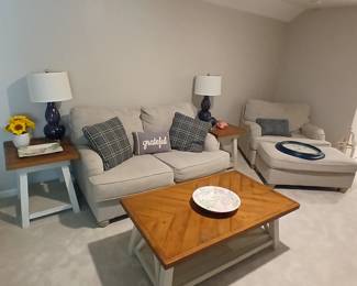 Great modern living room collection.