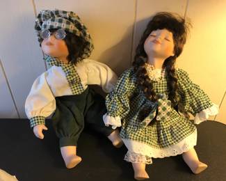 kissing dolls