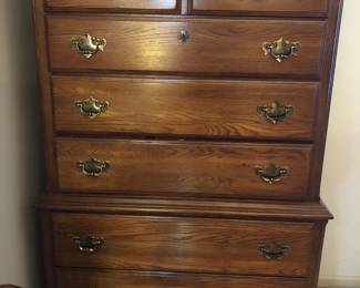 Oak chest of drawers