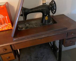 SINGER SEWING MACHINE