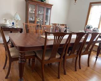 BEAUTIFUL DINING ROOM TABLE W/10 CHAIRS BY PENNSYLVANIA HOUSE
