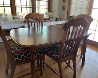 LOVELY KITCHEN TABLE W/LEAVES & SIX CHAIRS