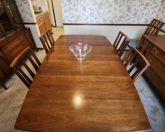 Brasilia by Broyhill dining table