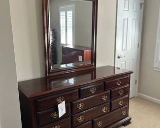 Dresser w/mirror