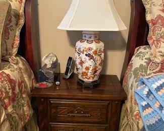nite stand with lamp
