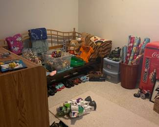 Kids toys and trundle bed