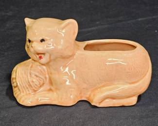 Vtg McCoy Pale Orange Cat & Ball of Yarn Planter