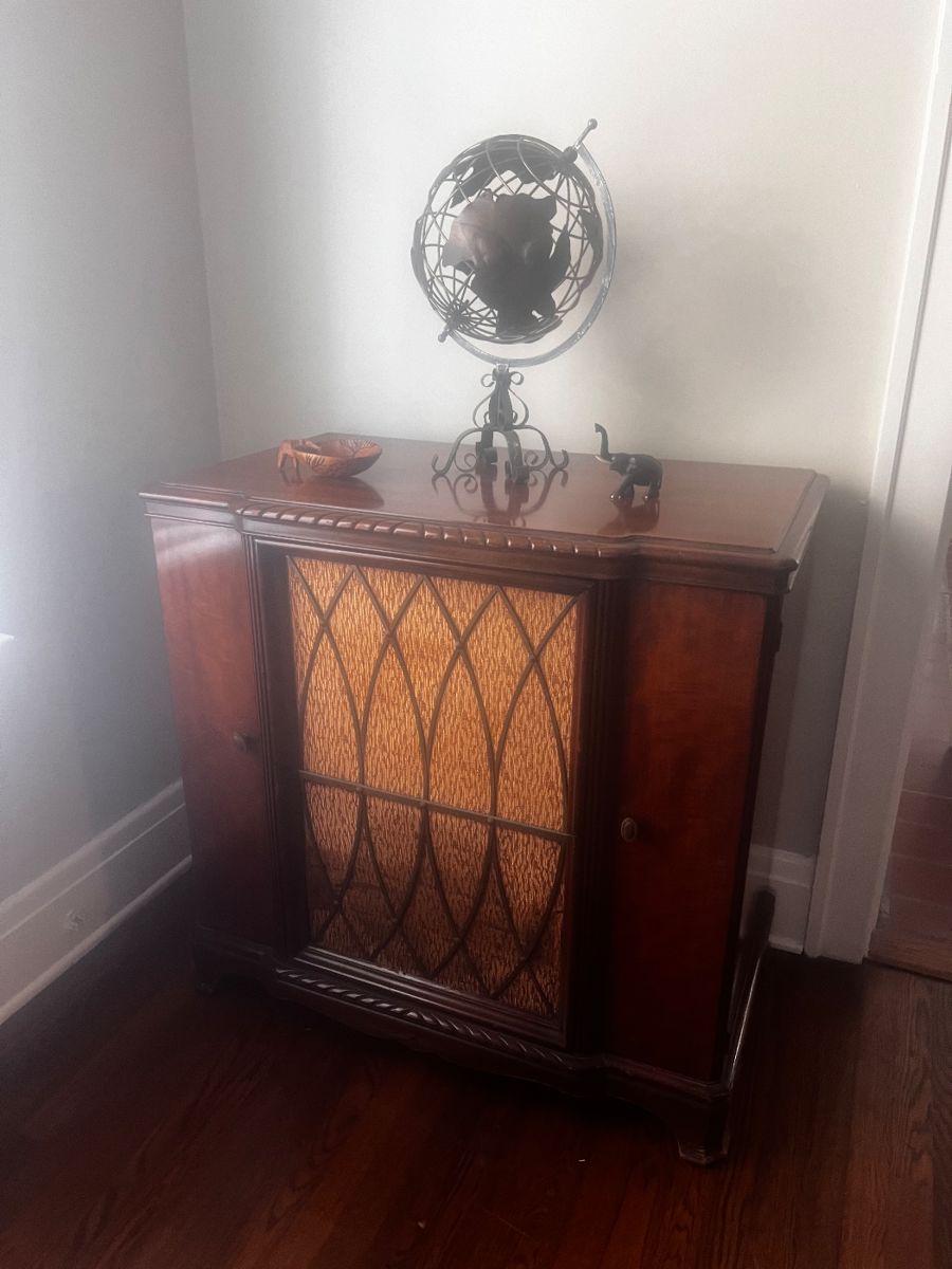 Victrola turntable & cabinet 