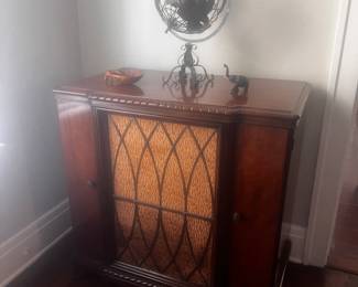 Victrola turntable & cabinet 