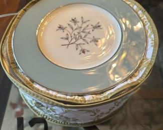 Vintage Kingsley by Lenox Bone China - 12 Dinner plates in Seafoam