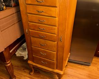 oak wood jewelry  chest, great condition 