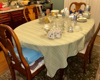 dinning set with 2 leafs, made by thomasville 