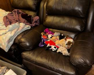 beauitful great condition matching sofa recliner seats 