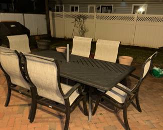 outdoor patio table and chairs 