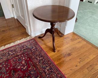 NICE ROUND TOP SIDE TABLE