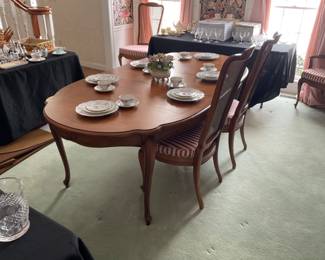 NICE FRENCH PROVINCIAL DINNINGROOM SET