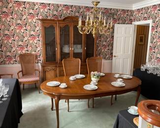 OUTSTANDING DINNINGROOM 