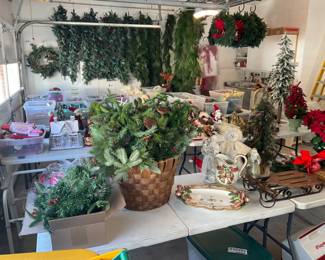 THE GARAGE IS A HOLIDAY WONFDERLAND