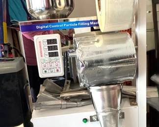 Particle packaging machine $700