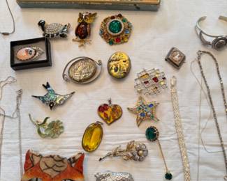Assorted brooches