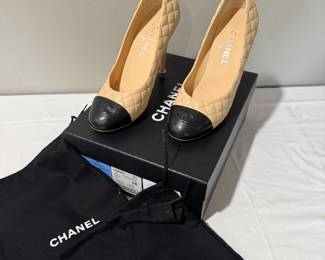 #20 - $400 - Chanel pumps size 7/38 matellasse logo cream/black mint condition