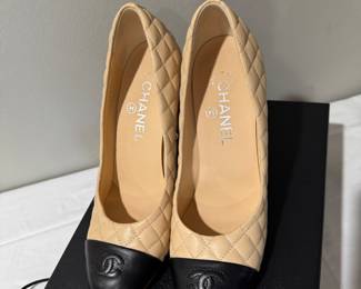 #20 - $400 - Chanel pumps size 7/38 matellasse logo cream/black mint condition