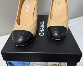 #20 - $400 - Chanel pumps size 7/38 matellasse logo cream/black mint condition