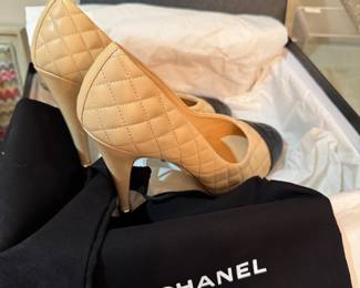 #20 - $400 - Chanel pumps size 7/38 matellasse logo cream/black mint condition