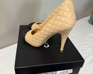 #20 - $400 - Chanel pumps size 7/38 matellasse logo cream/black mint condition