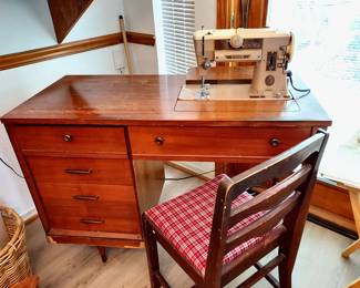 Singer 401 Sewing Machine w/Cabinet