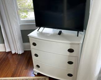 TV & 3 drawer chest 