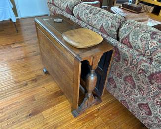 Drop leaf table