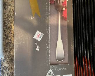 #226 oneida 20 piece flatware $25.00