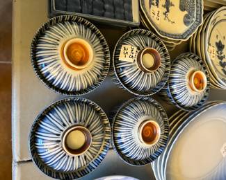 #216 5 rice bowls with lids $25.00