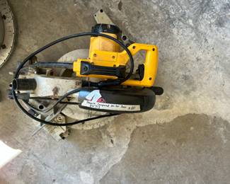 #84 DeWalt compound miter saw dw713 $120.00