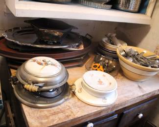 Assorted vintage kitchen items