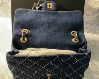 Chanel blue denim shoulder bag
From the Cruise 2020 Collection by Virginie Viard
Gold- Tone Hardware
Chain- Link Shoulder Straps
Canvas Lining
Turn- Lock Closure at Front 

Estimated item measurements 
Shoulder- Strap drop: 21.5”
Height: 6.75”
Width: 9.75”
Depth: 2.75”
Item # CHA805881