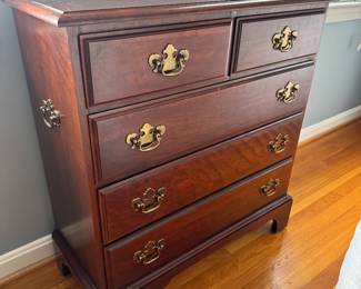 Mahogany 5 Drawer Chest of Drawers (30"W x 13"D x 32"H)