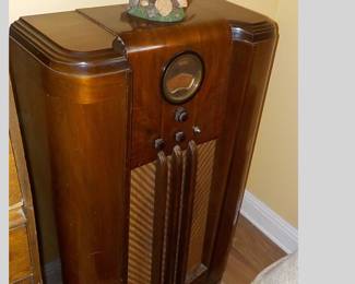 Antique Tube-type Radio