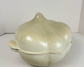 Le Creuset 22 cm garlic cocotte