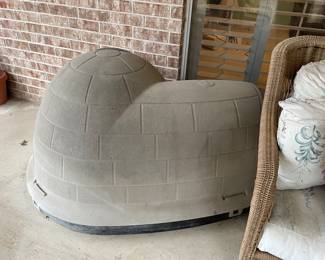 Igloo dog house