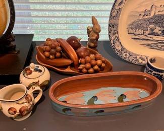 Carved teak fruit bowl, pottery, blue willow vintage mugs